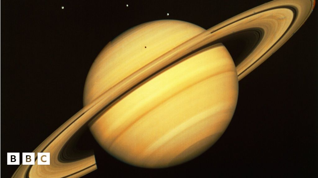 what is the color of the planet saturn